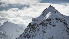 La espectacular monta&ntilde;a del Bec Des Rosses, en la estaci&oacute;n de esqu&iacute; de Verbier (Suiza), con nubes al fondo. 