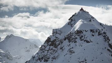 La espectacular montaña del Bec Des Rosses, en la estación de esquí de Verbier (Suiza), con nubes al fondo.