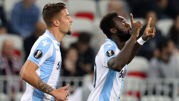 Caicedo (derecha) celebra un gol con el Lazio. 