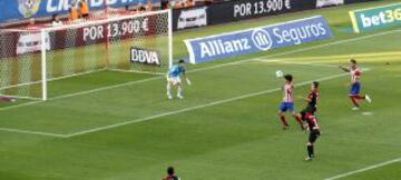 Liga Bbva. Atlético de Madrid - Rayo Vallecano. 4-0. Tiago marca de cabeza el cuarto gol.