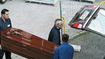 <B>LA TRAGEDIA</B>. El cadáver de Manuel Ríos (izquierda) es conducido al tanatorio.