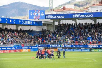 El estadio de Ipurua estalla de alegría. El Eibar han ganado 3-0 al Real Madrid