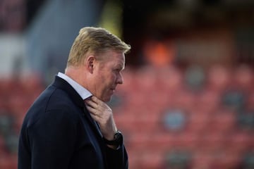 Barcelona's Dutch coach Ronald Koeman gestures during the start of the Spanish League football match between Rayo Vallecano de Madrid and FC Barcelona at the Vallecas stadium in Madrid on October 27, 2021. - Ronald Koeman has been sacked as Barcelona coac