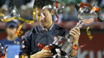 Nishikori, con el trofeo.