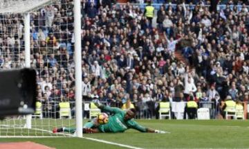 Kameni evita el 3-1 del Real Madrid. 