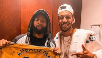El futbolista del Arsenal de Inglaterra presumió en redes sociales su encuentro amistoso con Odel Beckham Jr y el especial regalo que le obsequió.