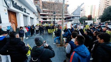 Layhoon, Corona y Sol¨ªs dan la cara