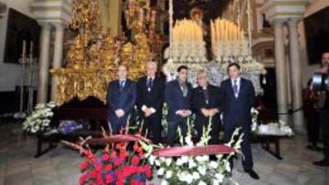 Castro y Del Nido Carrasco, junto a la representaci&oacute;n de la Hermandad de San Benito.