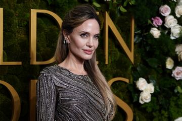 Angelina Jolie posa durante la alfombra roja de los Globos de Oro 2025 celebrados en el Hotel Beverly Hilton de los Ángeles.