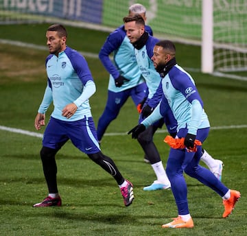 Entrenamiento Depay con el Atlético.