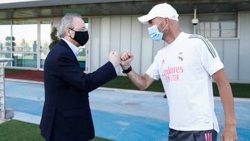 El presidente del Real Madrid, Florentino Pérez, saluda al entrenador del primer equipo de fútbol, Zinedine Zidane, durante la visita del máximo mandatario a la plantilla a seis días del partido de vuelta de octavos de final de