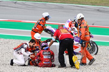 Francesco Bagnaia se quedó en medio de la pista y le pasó una KTM (Binder) por encima de la pierna. Las asistencias médicas le socorrieron de inmediato.