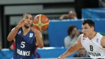 El jugador de Lituania Jonas Maciulis en acción frente al jugador de Francia Nicolas Batum hoy, miércoles 11 de septiembre de 2013, durante un partido del campeonato EuroBasket 2013 que se celebra en Liubliana (Eslovenia).