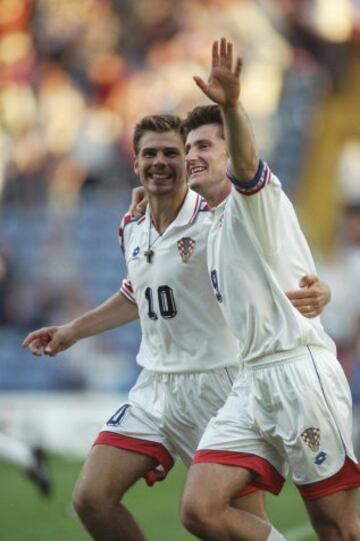 Davor Suker apareció en la Eurocopa para desgracia danesa y cambió la cara de un torneo en el que la fortaleza parecía haberse impuesto a la genialidad. Croacia vivió todo el partido a costa de la chistera del flamante nuevo jugador del Real Madrid: marcó el primer gol de penalti, dio el segundo a Boban y fabricó una obra magistral para anotar el tercero. La explosión de Suker descosió a Dinamarca que acabó mostrando todas sus carencias. La croata se convertía por derecho propio en la primera selección en alcanzar los cuartos. En la imagen, Zvonimir Boban y Davor Suker celebran la victoria (3-0) ante Dinamarca. 
 