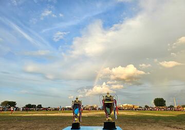 Los trofeos del torneo de fútbol en Abyei, Sudán del Sur