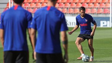 Koke, ante dos compañeros, en el Cerro antes de medirse al Celta.
