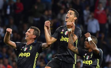 (LtoR) Juventus' Croatian forward Mario Mandzukic, Juventus' Portuguese forward Cristiano Ronaldo and Juventus' Brazilian forward Douglas Costa celebrate their team's victory at the end of the Italian Serie A football match Parma vs Juventus on September 