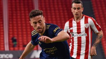 BILBAO, 08/05/2021.- El centrocampista de Osasuna, Kike Barja (i), con el balón ante el delantero del Athletic Club, Alejandro Berenguer, durante el encuentro correspondiente a la jornada 35 de primera división que disputan hoy sábado