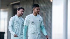 El internacional mexicano Orbel&iacute;n Pineda, junto a Kevin V&aacute;zquez, durante el primer entrenamiento del futbolista azteca con el Celta.