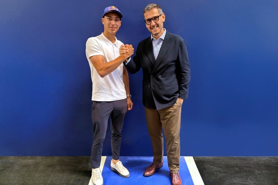 Toprak Razgatlioglu con Paolo Pavesio, director general de Yamaha en MotoGP.