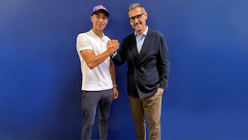 Toprak Razgatlioglu con Paolo Pavesio, director general de Yamaha en MotoGP.