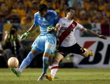 Goalkeeper Nahuel Guzman (L) of Mexico 's Tigres fights for the ball with Rodrigo Mora of Argentina's River Plate during the first leg of their Copa Libertadores final soccer match at the Universitario stadium in Monterrey, Mexico July 29, 2015. REUTERS/Henry Romero