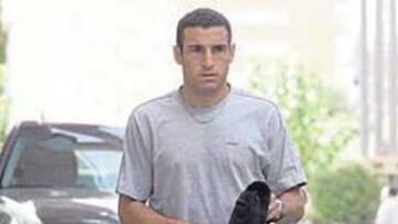 <b>UN MURO. </b>Aníbal Matellán sale concentrado del entrenamiento de ayer.