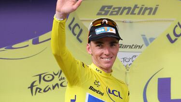 Romain Bardet, con el maillot amarillo de líder del Tour.