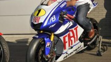 <b>UN DUELO VIRTUAL. </b>Jorge Lorenzo y Giacomo Agostini intercambiaron hace un año en Assen las motos con las que han logrado sus mayores éxitos en el motociclismo.