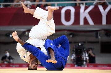 Teddy Riner y Or Sasson durante el combate de judo en la categoría +100kg.