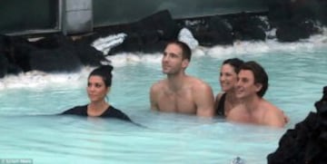 El grupo de amigos disfrutó de una jornada festiva y una experiencia inolvidable en las increíbles aguas geotermales del Blue Lagoon, en Islandia.