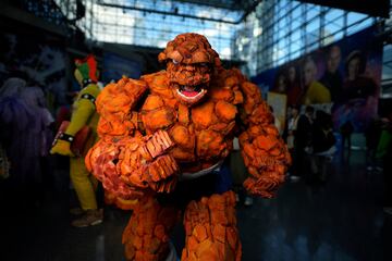 Un asistente disfrazado de La Cosa de Los Cuatro Fantásticos posa durante la Comic Con de Nueva York en el Centro de Convenciones Jacob K. Javits.