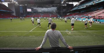 Luis Enrique observa el entrenamiento del grupo.