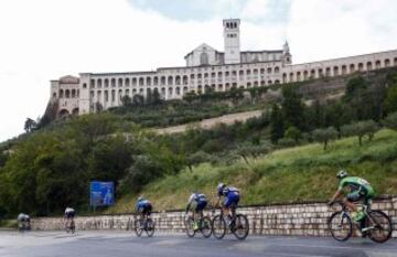 El pelotón pasa cerca de Assisi.