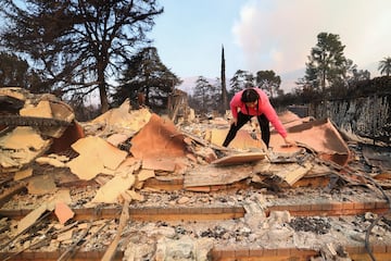 Conchita Gmez inspecciona los da?os causados ??por el incendio de Eaton.