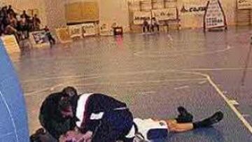 <B>FATALIDAD.</B> De la Torre, ya inconsciente, es atendido sobre la cancha.