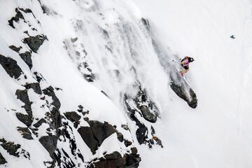 Dentro de lo extremos que son ya de por s¨ª los desportes de invierno, pocas disciplinas desaf¨ªan la ley de la gravedad como el freeride o el fuera de pista. Buen ejemplo de ello es esta imagen, en la que la suiza Sybille Blanjean salva un obst¨¢culo durante una prueba del Freeride World Tour disputada en la estaci¨®n de Verbier.