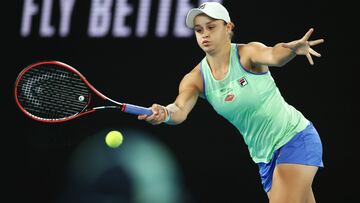 Ashleigh Barty devuelve una bola durante su partido ante Alison Riske en el Open de Australia 2020.