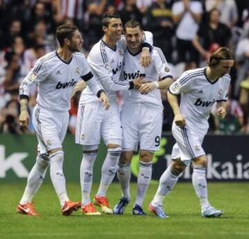 Cristiano Ronaldo celebra junto a sus compa&ntilde;eros su gol (0-1) que adelant&oacute; al Real Madrid en el minuto 1&#039; del partido.