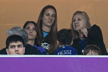 Antonella Roccuzzo, pareja sentimental de Lionel Messi, vivió el duelo de Argentina frente a Países Bajos desde el palco del Lusail Iconic Stadium. Celebró y sufrió como todos los albicelestes.