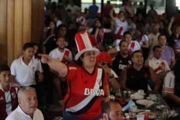 DEPORTES
LOS HINCHAS DE RIVER VIENDO EL PÁRTIDO EN BAR DEL ESTADIO.
FOTO ORTIZ GUSTAVO 16-12-15