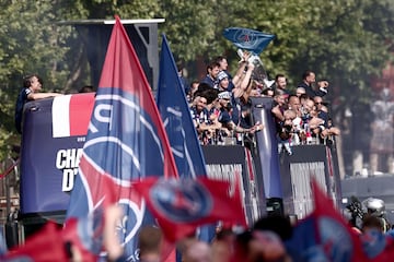 Los parisinos celebran por todo lo alto la Champions del PSG. Cientos de personas esperan el autobús de su equipo para festejar con ellos su primera Champions League.