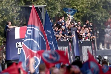 Los parisinos celebran por todo lo alto la Champions del PSG. Cientos de personas esperan el autobús de su equipo para festejar con ellos su primera Champions League.