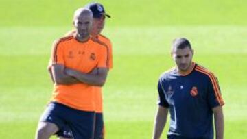 El cuerpo técnico sigue confiando en Benzema a pesar de que el público le pitase.