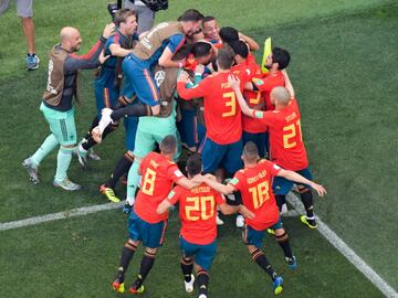 Los jugadores celebran el 1-0 de Sergey Ignashevich en propia puerta. 