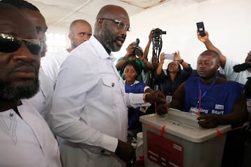 George Weah, votando en las elecciones de Liberia