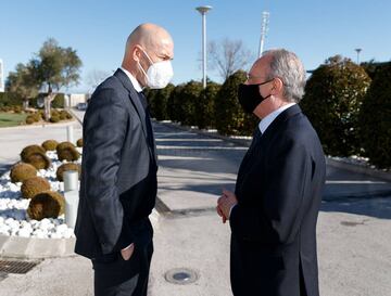 El presidente del Real Madrid, Florentino Pérez, despidiendo a Zidane antes de viajar a Bérgamo. 