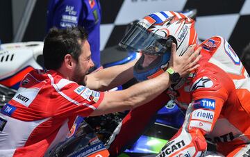 Un miembro del equipo de Ducati felicita a Andrea Dovizioso.
