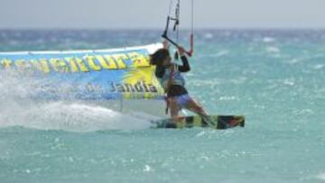 La catalana Gisela Pulido durante la segunda jornada de las pruebas de slalom de la modalidad kiteboarding