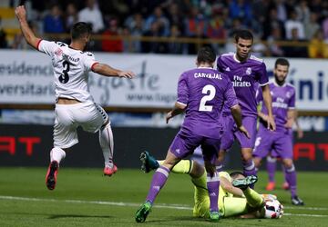 Kiko Casilla para el balón junto al defensa de la Cultural Leonesa David Forniés.